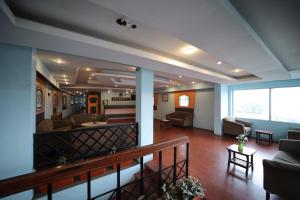 um átrio com sofás e uma sala de espera em Jayaraj Residency em Kodaikānāl