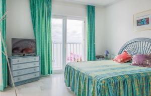 ein Schlafzimmer mit einem Bett und einem Fernseher und einem Fenster in der Unterkunft Cozy Home In San Javier With Wifi in San Javier