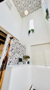 Cette chambre est dotée de murs blancs et d'un plafond à motifs. dans l'établissement Miyako Blue Villa Kugai, à Île Miyako