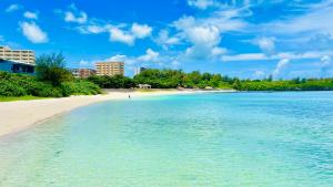 - une vue sur la plage par beau temps dans l'établissement Miyako Blue Villa Kugai, à Île Miyako