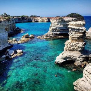 un cuerpo de agua con rocas y agua azul en Il colore del Salento, en Carpignano Salentino