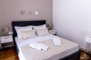 uma cama com duas toalhas brancas em cima em Cozyhome3 Navarinou em Tessalônica