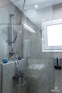 um chuveiro numa casa de banho com uma porta de vidro em Cozyhome3 Navarinou em Tessalônica