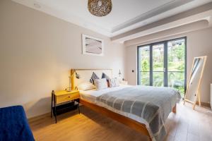 Una cama o camas en una habitación de Breathtaking Bosphorus View in the Stylish Flat