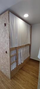 una habitación con una pared con una cortina y una habitación con una habitación en HOSTEL NAMOR en Ribadeo