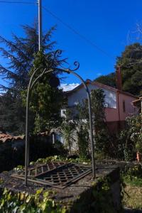 una escultura de metal frente a una casa en Wine House 1850, en Puntalazzo