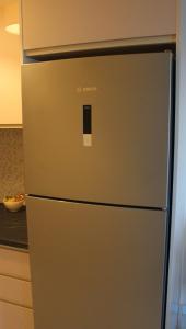 einen Kühlschrank aus Edelstahl in der Küche in der Unterkunft SUNSET Luxury Accommodation in Verga Kalamata