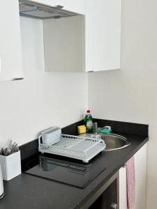 un comptoir de cuisine avec un lave-vaisselle et un évier dans l'établissement New 2B Soho Studios by Indigo Flats Sleeps 4, à Londres