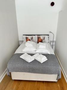 - un lit avec des draps et des oreillers blancs dans l'établissement New 2B Soho Studios by Indigo Flats Sleeps 4, à Londres