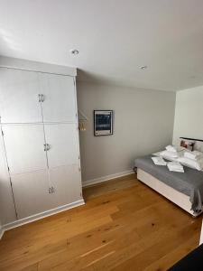 - une chambre avec un lit et une grande armoire blanche dans l'établissement New 2B Soho Studios by Indigo Flats Sleeps 4, à Londres