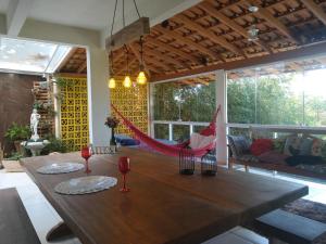 a hammock on a table in a living room at Recanto das Orquídeas Domingos Martins- Soido De Cima,4km centro in Domingos Martins