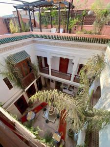 una vista aérea de un edificio con un patio con palmeras en Riad Chams Marrakech, en Marrakech
