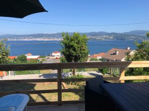 - une vue sur l'eau depuis le balcon d'une maison dans l'établissement CASA MAR DE LUNA Playas en Raxo, à Raxo