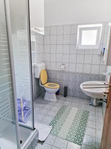 bagno con servizi igienici e lavandino di See paradise a Starigrad-Paklenica (Ortopula)