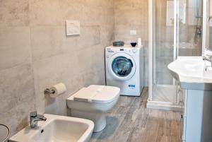 a bathroom with a washer and a washing machine at “villa Francesco” in Nizza Monferrato