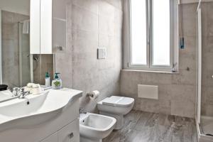 uma casa de banho branca com um WC e um lavatório em “villa Francesco” em Nizza Monferrato