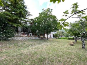 ein Haus mit einem Garten mit Bäumen davor in der Unterkunft B&B Villa Rachele in Casaletto Spartano