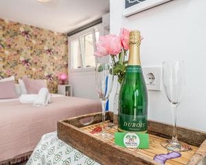 a bottle of champagne and two glasses on a table at Lo mejor de la montaña, Vista Bonita in San Miguel de Abona