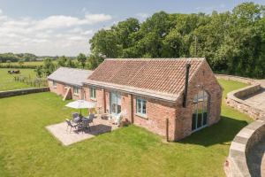 an aerial view of a brick house with an umbrella at LaLo in Maunby