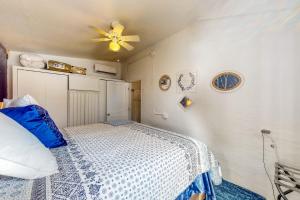 een slaapkamer met een bed en een plafondventilator bij Casa del Drea in Colorado City