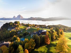 eine Luftansicht eines Hauses auf einem Hügel in den Bergen in der Unterkunft Gästehaus by Stoos Hotels in Stoos