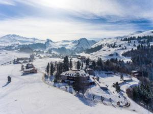 Luftblick auf ein Skigebiet im Schnee in der Unterkunft Gästehaus by Stoos Hotels in Stoos