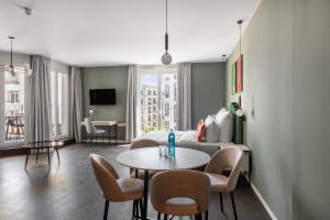 uma sala de estar com uma cama, uma mesa e cadeiras em numa I Boxer Rooms and Apartments em Berlim