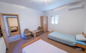 1 dormitorio con cama, espejo y puerta en Apartments Fusion, en Mostar