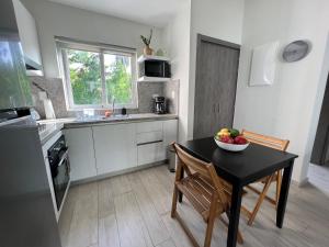 een keuken met een tafel met daarop een schaal fruit bij Casa Mulata Paseo del Mar Pool & Playa in Punta Cana