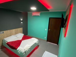 سرير أو أسرّة في غرفة في Chateau Motel Campinas