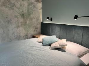 una camera da letto con un letto con cuscini di Polana Łukęcin - Pobierowo a Łukęcin
