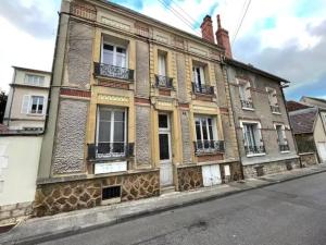 un antiguo edificio al lado de una calle en LA BELLE PAUSE - Studio Auxerre proche parking en Auxerre
