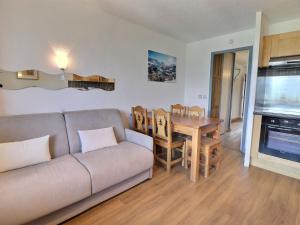Kuchyň nebo kuchyňský kout v ubytování Appartement La Tania 4 pers, skis aux pieds, 2 pièces, balcon, résidence Grand Bois A - FR-1-182A-19