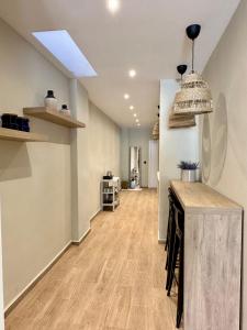 um quarto vazio com um corredor com pisos em madeira em Habitación bien situada, cómoda y nueva em Valência