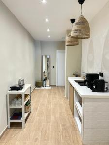 uma cozinha com um lavatório e uma bancada em Habitación bien situada, cómoda y nueva em Valência