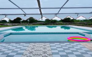 Vasant Vihar Resort内部或周边的泳池
