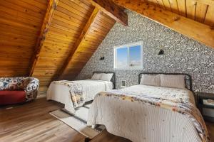 1 Schlafzimmer mit 2 Betten im Dachgeschoss in der Unterkunft Escape on the River in Cathlamet