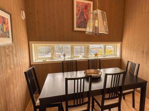 ein Esszimmer mit einem schwarzen Tisch und Stühlen in der Unterkunft Harevadet 211 in Hornindal