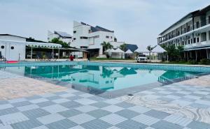 KevadiaVasant Vihar Resort的建筑物前的一个蓝色游泳池