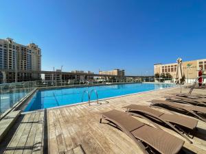 Bazén v ubytování Palm View tranquil paradise by Suiteable nebo v jeho okolí