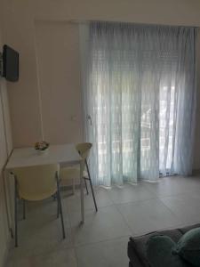 TV a/nebo společenská místnost v ubytování Giotis Apartments