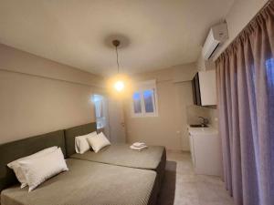 Postel nebo postele na pokoji v ubytování Giotis Apartments