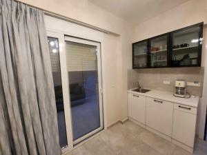 Kuchyň nebo kuchyňský kout v ubytování Giotis Apartments