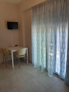 TV a/nebo společenská místnost v ubytování Giotis Apartments