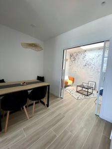 - une salle à manger avec une table et des chaises dans l'établissement Loft moderne avec terrasse en hyper centre-ville, à Saint-Jean-de-Monts