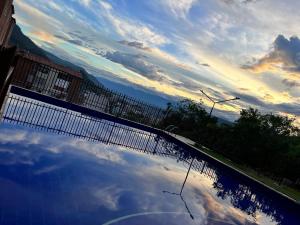 a reflection of the sky in a swimming pool at Apartamento de descaso por san Gil in San Gil
