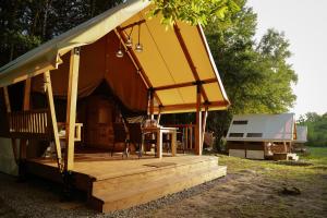 Das Gebäude in dem sich die Zelt-Lodge befindet