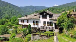 コヴァチェヴィカにあるКъща за гости Далеч от моретоの山を背景にした丘の上の家