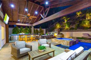 un patio con piscina, mesa y sillas en Dreaming Amongst the Palms, en Mission Viejo