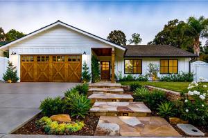 Casa blanca con garaje de madera en Dreaming Amongst the Palms, en Mission Viejo